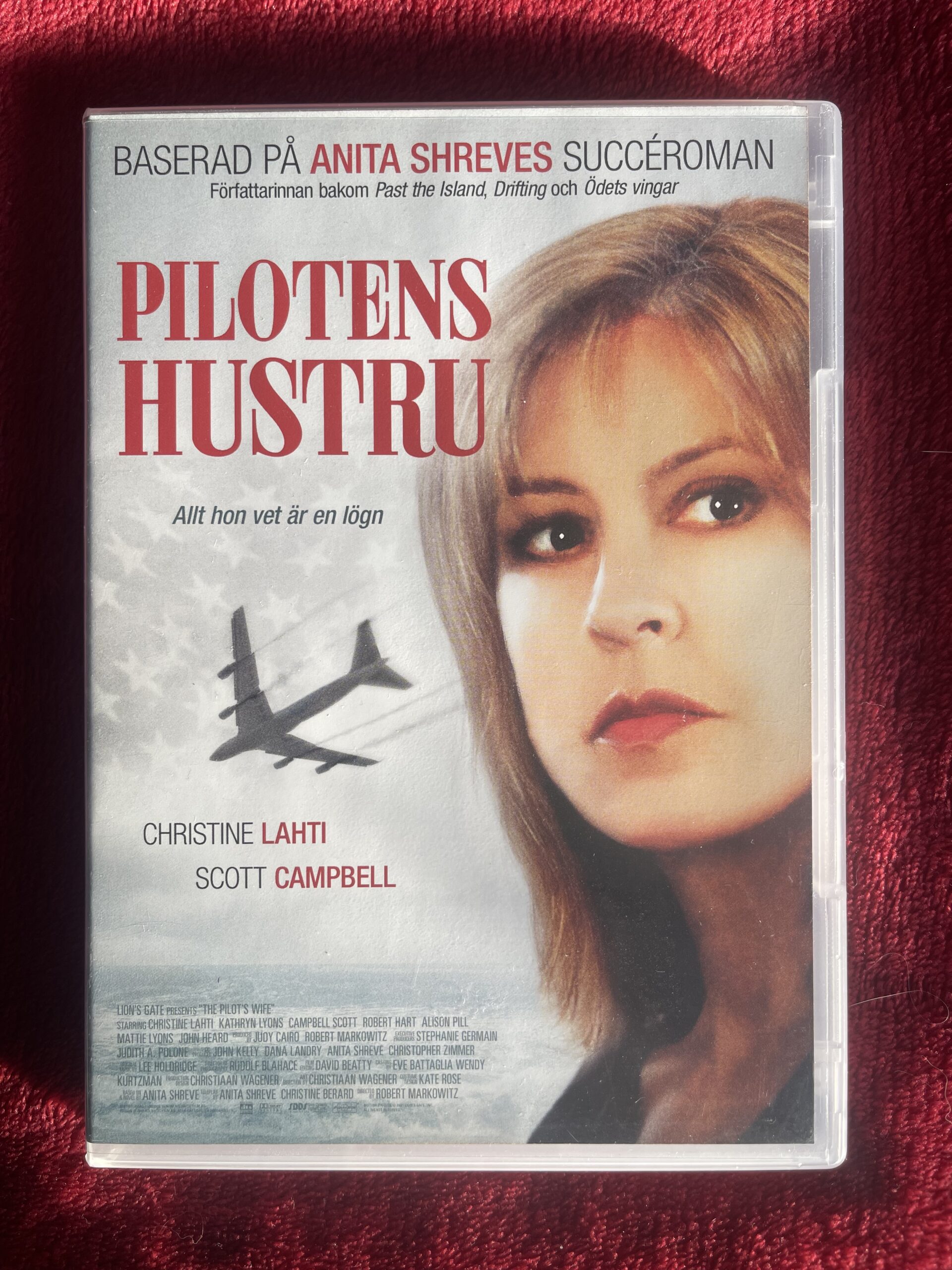 PILOTENS HUSTRU (2002)