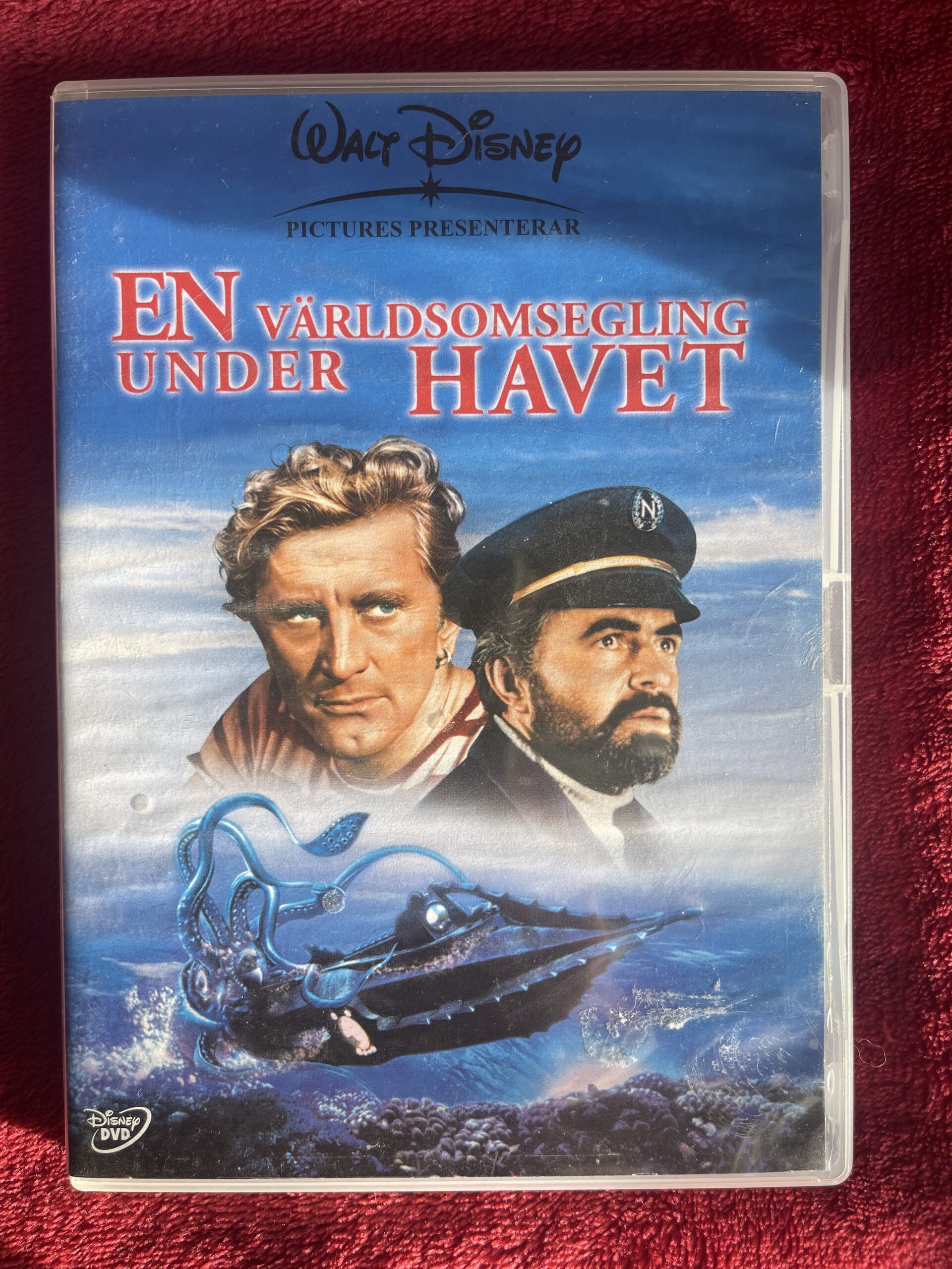 EN VÄRLDSOMSEGLING UNDER HAVET (1954)