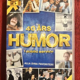 40 ÅRS HUMOR I PUBLIC SERVICE (2002) – Komedi/Sketch – DVD Box