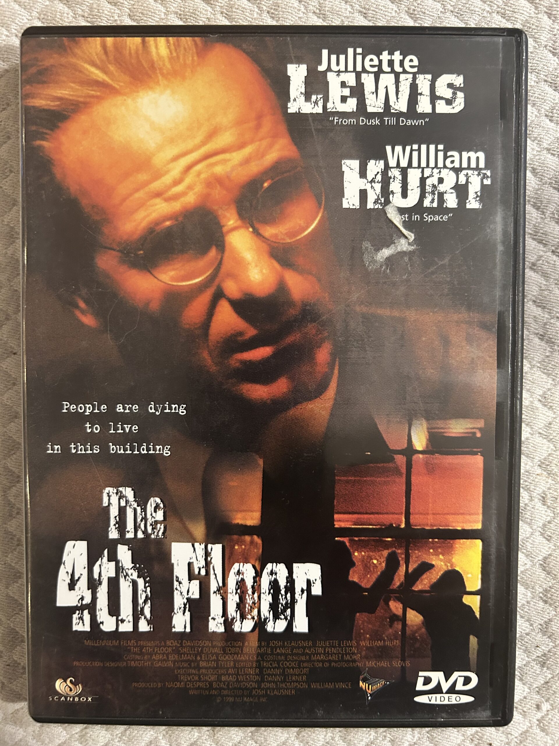Skapa en säljande aanons från filmens fram och baksida. Den ska vara så SEO kompatibel som möjligt, Rubriken ska innehålla filmens titel, årtal, genre samt vilken region.