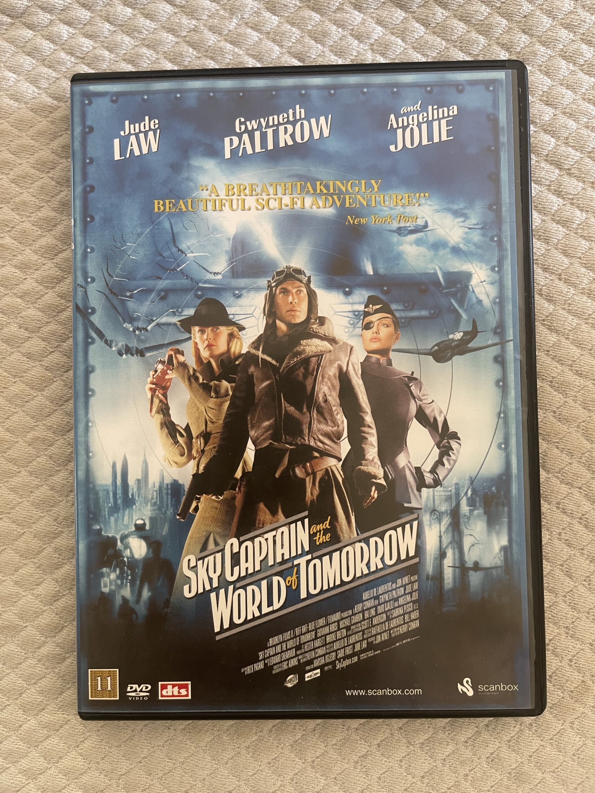 Sky Captain and the World of Tomorrow (2004) Action/Sci-Fi Äventyr DVD PAL Region 2 – Jude Law, Gwyneth Paltrow, Angelina Jolie